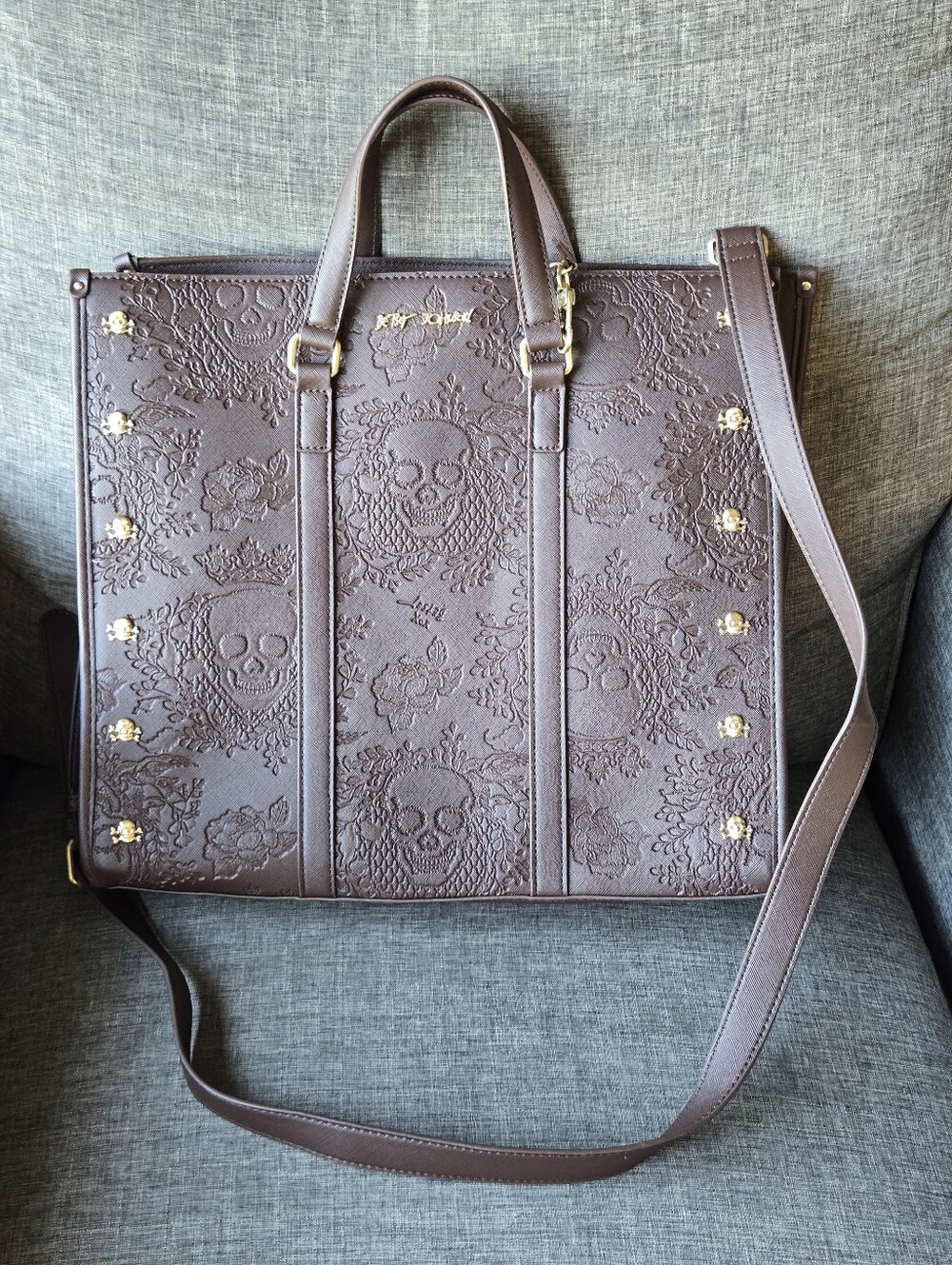 BETSEY JOHNSON Large Skull Embossed XOMATTIE Tote Bag Chocolate with charm